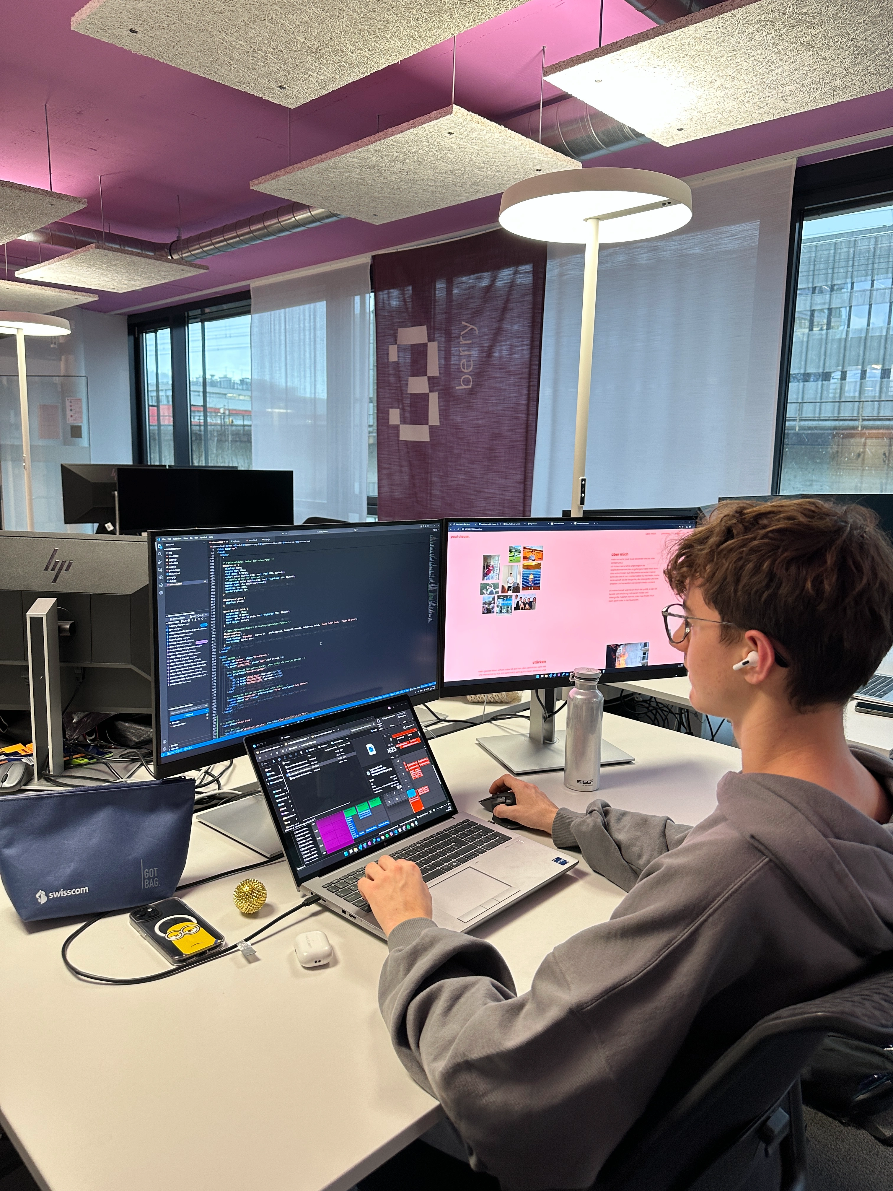 Paul arbeitet am Schreibtisch. Er programmiert an seiner Webseite.